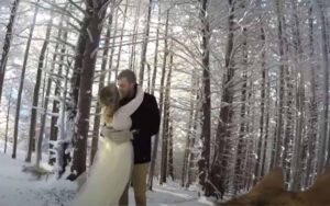 Coppia affida il video di nozze al proprio cane, collocando una telecamera sul suo dorso