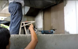 VIDEO: Gattini orfani, intrappolati in tubo di scarico, vengono tratti in salvo