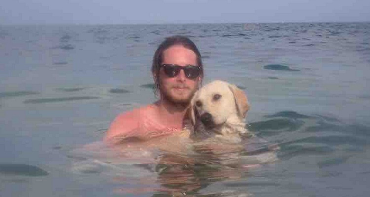 Questo ragazzo sognava di portare con se in Australia il cane randagio incontrato in Grecia. La rete l’ha aiutato