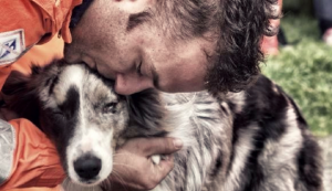 Cane da soccorso, ulula disperata dopo aver trovato i corpi dei suoi due padroncini sotto le macerie