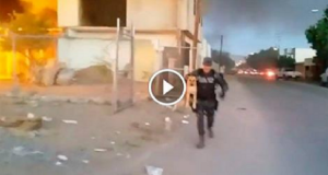 Poliziotto rischia la propria vita, per salvare un cane dalle fiamme. Le incredibili immagini del salvataggio.