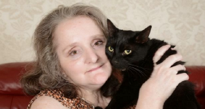 Il gatto salva la vita della sua umana dopo che lei era rimasta incosciente per 5 giorni a causa di una reazione alla morfina