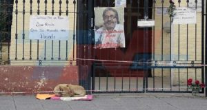 Il cane del prete trovato morto a Tucuman, aspetta ancora il suo umano davanti alla chiesa…