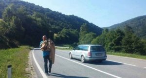 “Stava ferma in mezzo alla strada, era piena di piaghe e molto agitata. Ha capito che la stavo aiutando e si è fatta seguire, mi ha portato davanti al portone di una casa, quando hanno aperto la porta ho dovuto fare la finta tonta ma avevo capito benissimo la situazione!”