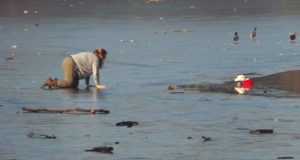 Una donna e il suo cane stanno annegando all’interno di una macchina durante l’alluvione di Baton Rogue ma…