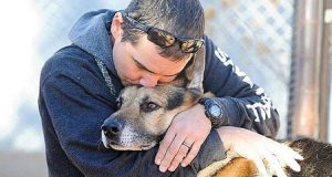 “Il dolore per la perdita del nostro cane era così forte che giurammo di non prendere più animali. Era un triste giorno, ma improvvisamente sentimmo dei rumori provenire dal garage, andammo a vedere cosa fosse e fu allora che riuscimmo a ritrovare un po’ di gioia”