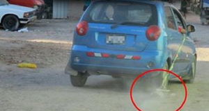 Hanno legato un povero gattino dalla zampa e lo hanno trascinato con la macchina per le strade. I due delinquenti, si sono fermati, hanno visto che il piccolo si era spento e si sono messi a ridere, ma non si erano minimamente accorti di ciò che stava per accadergli…