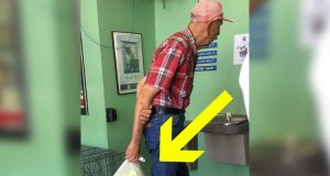 Vede un uomo anziano entrare in un rifugio con una busta di plastica in mano. Incuriosito dal contenuto, lo segue per scoprire di che si tratta. Quando capisce la situazione resta senza parole.
