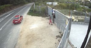 VIDEO – Vuole abbandonare il suo cane, e tenta di lanciarlo oltre il cancello alto tre metri. L’uomo non si accorge che le telecamere lo stanno riprendendo.