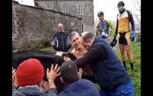 Gruppo di ciclisti vede un contadino disperato sulla strada. La sua vacca era in travaglio da 5 ore