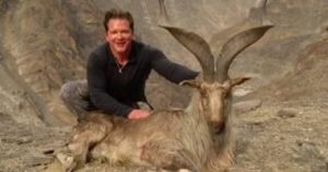 Cacciatore di trofei paga $ 110.000 per poter cacciare una rara capra di montagna e posare con il suo corpo senza vita.