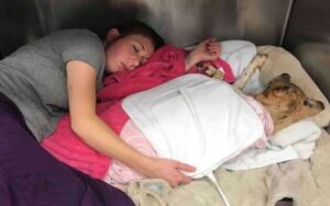 Veterinaria dorme accanto a un cucciolo ustionato in modo che non si senta solo