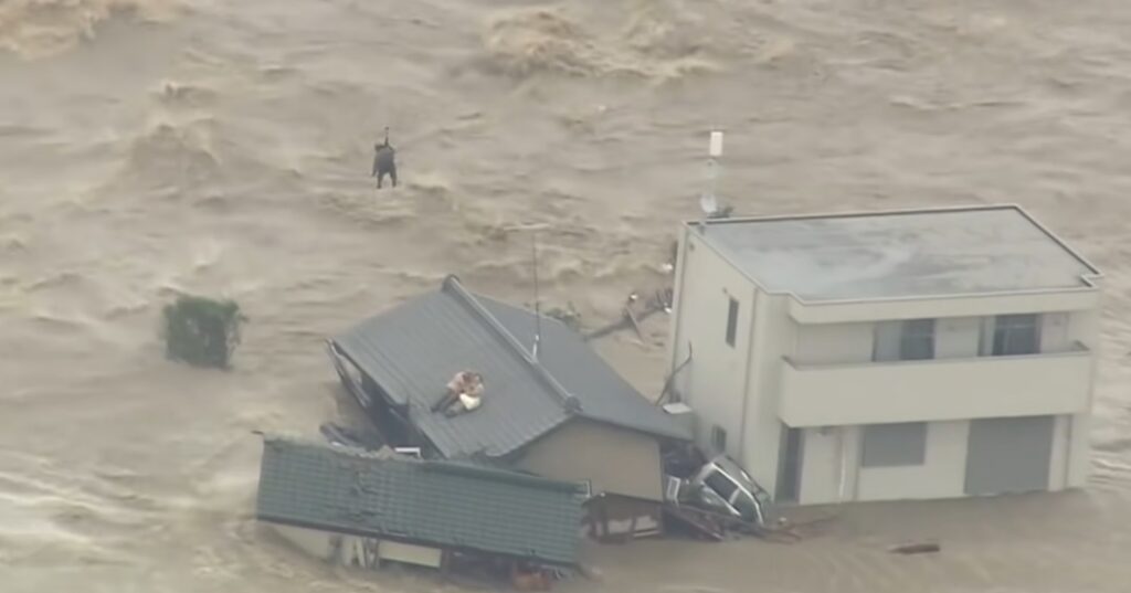 anziani tengono ben saldi i loro cani durante un alluvione