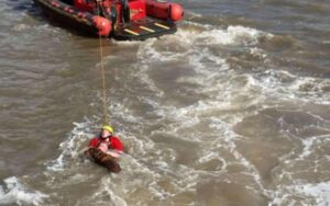 Uomo si tuffa nelle acque turbolente di un fiume per salvare il suo cane, entrambi vengono salvati