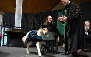 Cane assistente riceve il diploma per aver sostenuto la padroncina durante gli studi