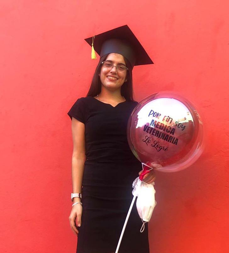 ragazza dedica la sua laurea ai suoi genitori