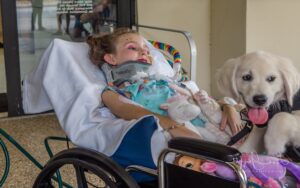 Bambina paralizzata incontra per la prima volta il suo cane da assistenza