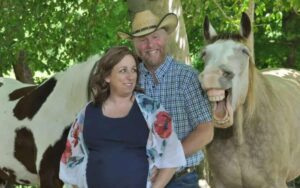 Cavallo ruba la scena con il suo sorriso smagliante al servizio fotografico