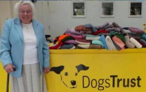 Questa nonna ha lavorato a maglia 450 coperte e maglioni da dare ai cani del rifugio