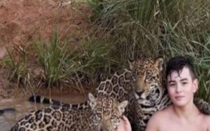 La verità dietro alla foto virale del dodicenne che gioca e si fa il bagno con i giaguari