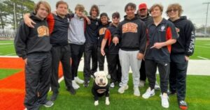 Squadra di Rugby salva un pitbull randagio ferito, ora è la loro mascotte