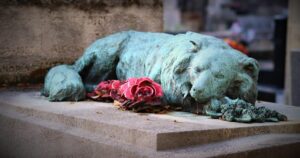 Perdere un cucciolo domestico è difficile da superare quanto la perdita di una persona cara?