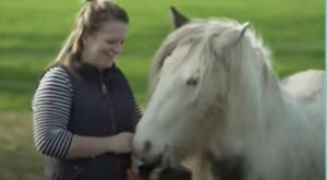 Il timido pony Myrddin ha conquistato fiducia grazie all’amore (VIDEO)