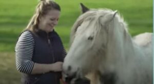 Il timido pony Myrddin ha conquistato fiducia grazie all’amore (VIDEO)