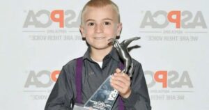 Bambino di 7 anni viene premiato per aver salvato più di 1.300 cuccioli di cane
