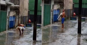 Giovane porta in braccio il suo cucciolo paraplegico per godersi la pioggia: la ama ancora (VIDEO)