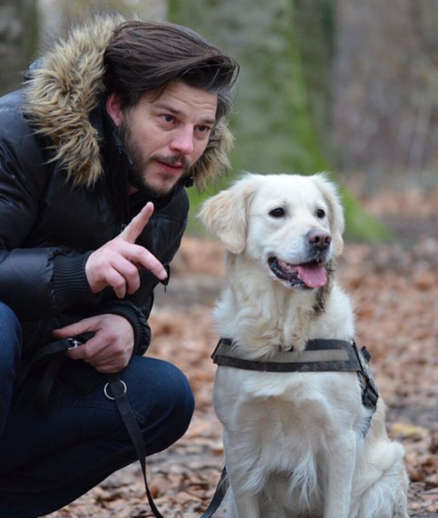 persone che parlano con i propri cani