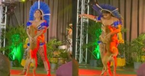 Cagnolino balza sul palco e danza con la ballerina rubando la scena durante lo spettacolo (VIDEO)