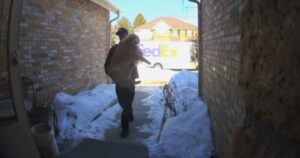 Golden Retriever viene consegnato dal corriere alla sua famiglia dopo che è scappato di casa e si è perso (VIDEO)