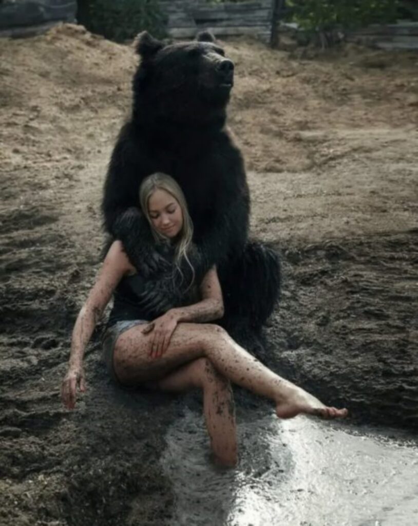 Donna russa salva un orso i due sono amici