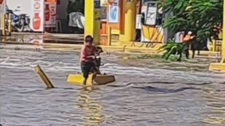 ragazzo alluvione cagnolino