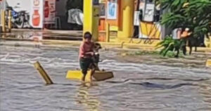 Ragazzino rischia la vita in mezzo a un’alluvione per salvare il suo cagnolino (VIDEO)