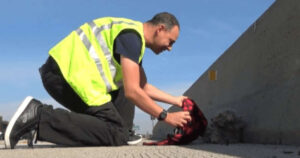 Un uomo si ferma in autostrada per salvare un cucciolo in mezzo al traffico (VIDEO)