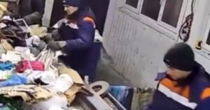Salva un gattino da una morte orribile, l’operatore-eroe del centro di riciclaggio (VIDEO)