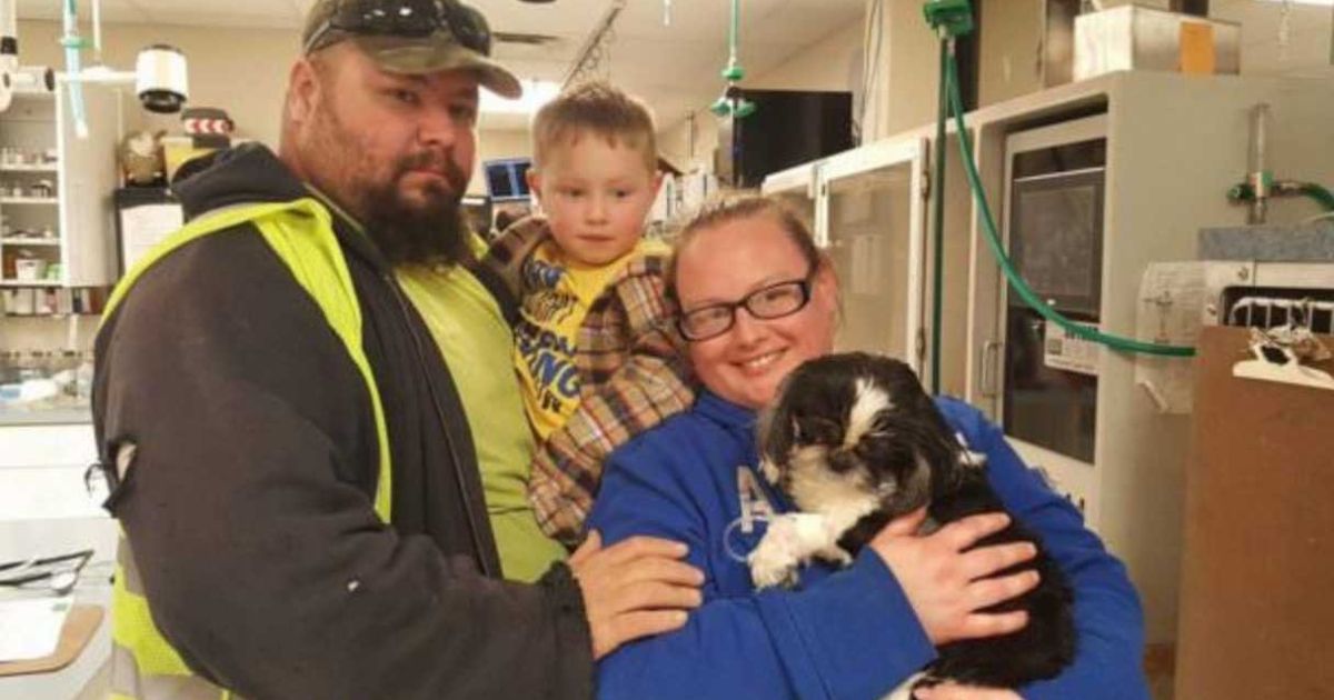 Cagnolino con la famiglia adottiva