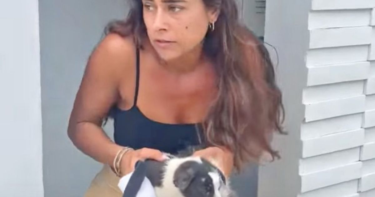 Donna con cucciolo in mano